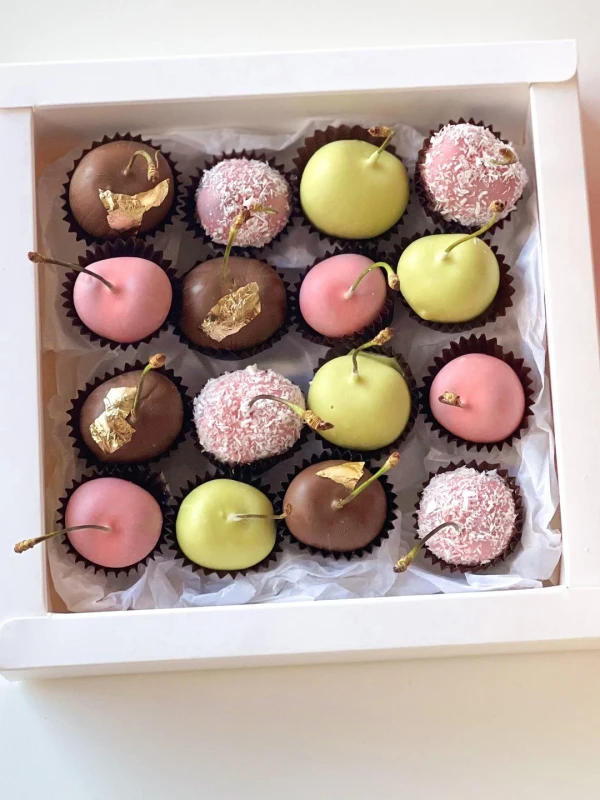 Бокс с черешней "Cherry Blossom" — «Бокс с черешней Cherry Blossom» — фруктовый набор Dolce Sweets из 4 ягод черешни в молочном шоколаде и 12…